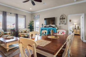 Cute luxurious condo - 2 minute walk to the beach!
